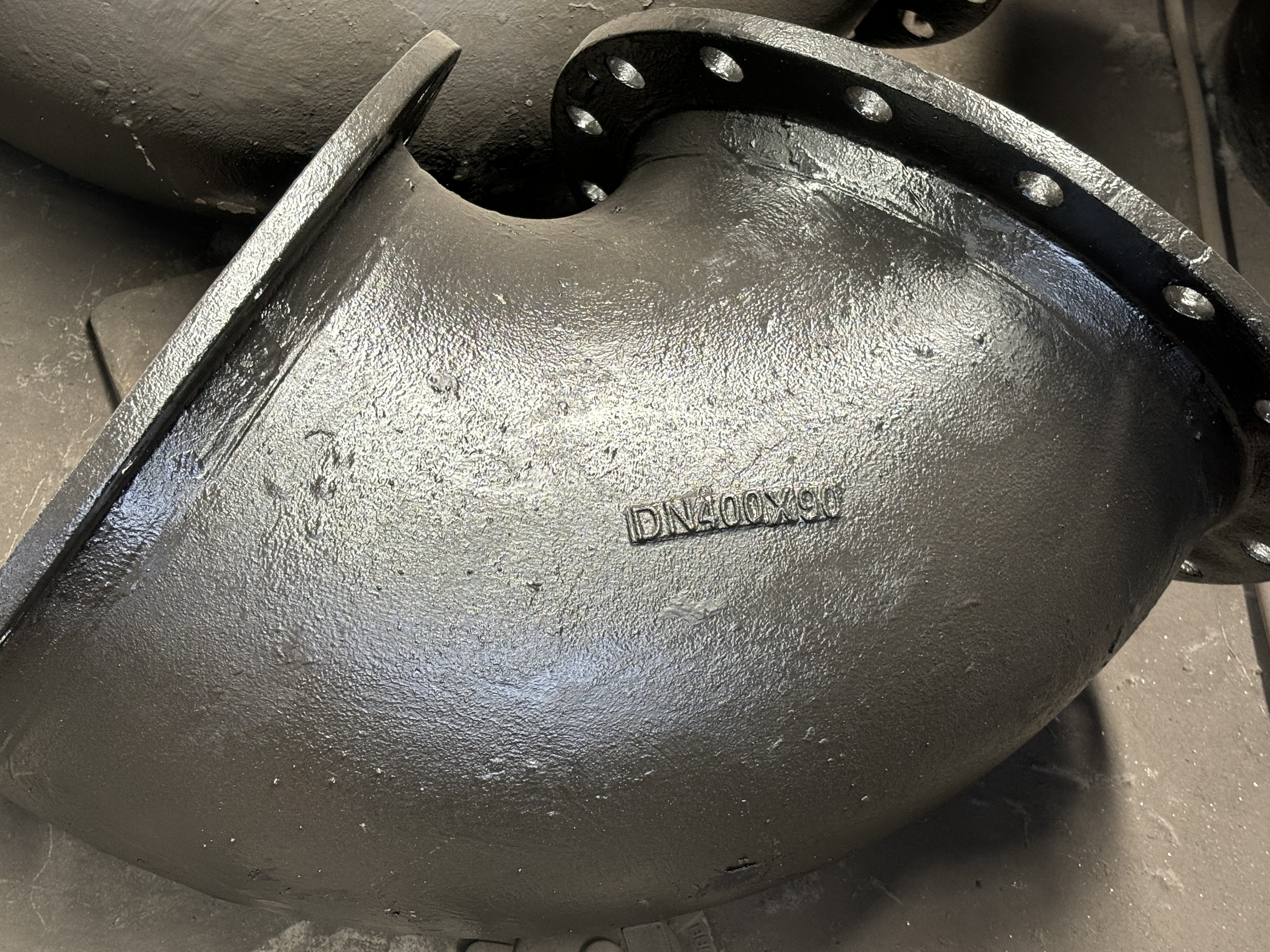 연성 철 파이프 피팅 소개: 엘보우 및 티